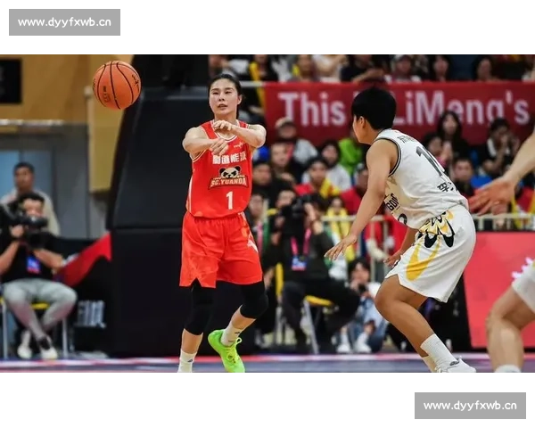 激烈对决女篮巅峰对决赛场风云再起 球员全力拼搏展现绝佳技艺